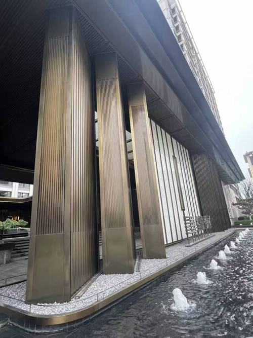 批发;五金产品零售;国内贸易代理;园林绿化工程施工;金属门窗工程施工